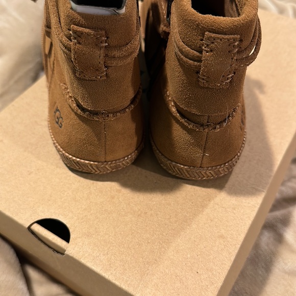 Ugg moccasins - Picture 3 of 4